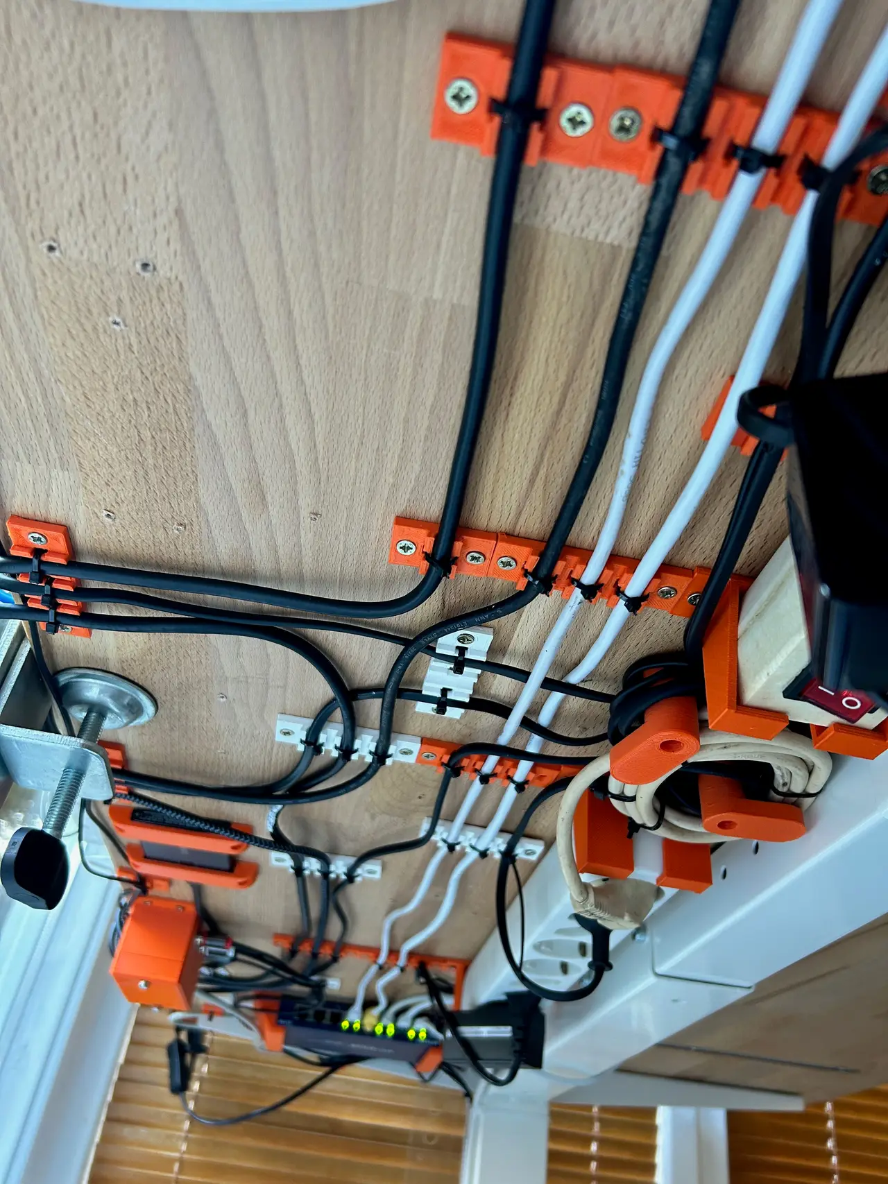 Under Desk Cable Management — modelo 3D