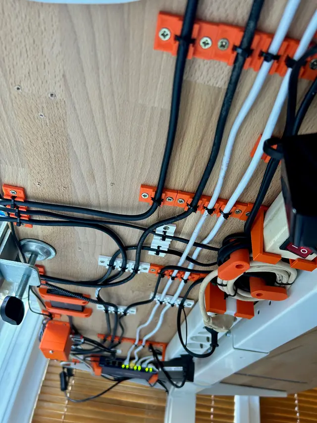 Under Desk Cable Management — modelo 3D