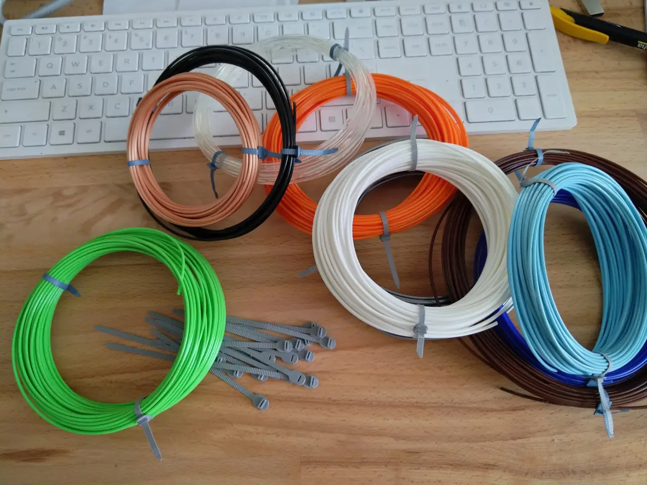 Tyrap, tie-wrap, ziptie or cable ties — modelo 3D