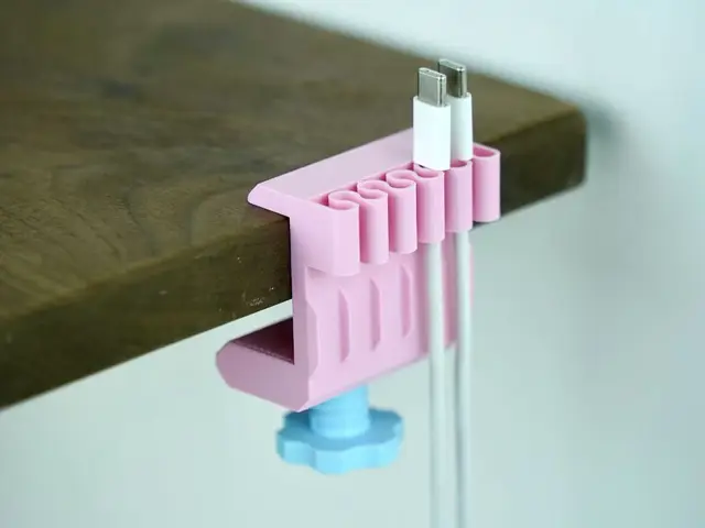 Table side data cable clamp — modelo 3D