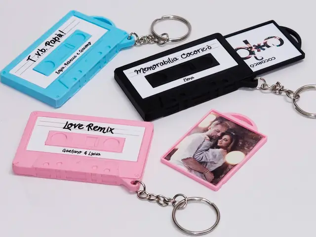 Retro Music Cassette Keychain + Photo Frame — modelo 3D