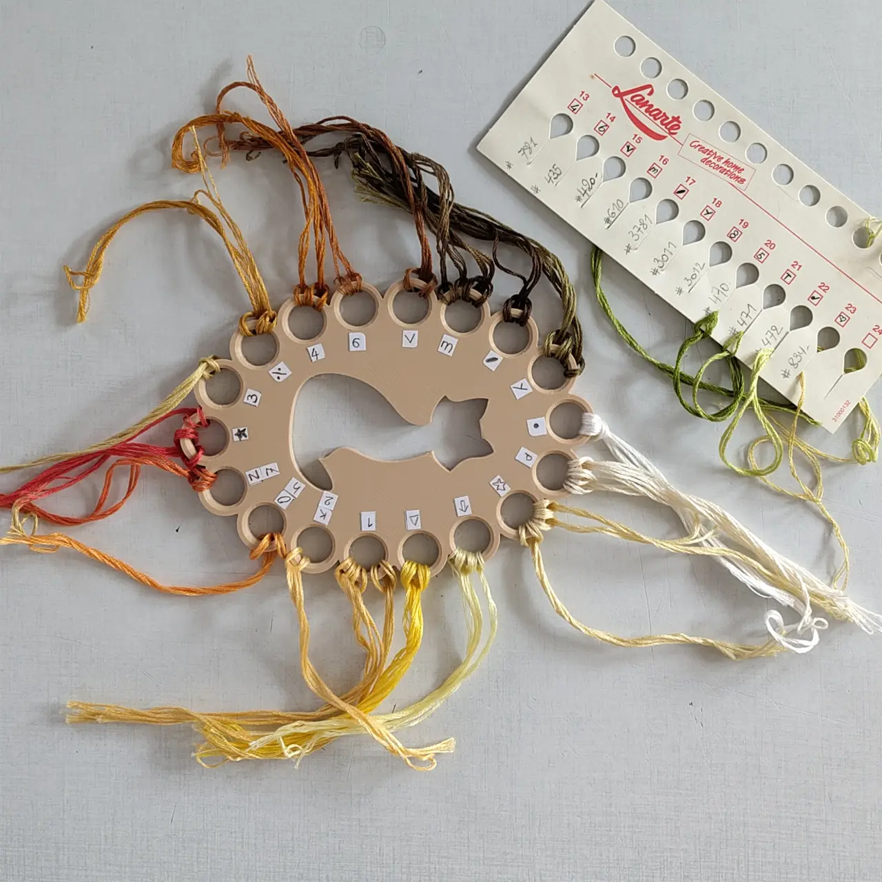 Cross stitch thread organizer 18 holes __ Organisateur de fils de broderie 18 emplacements — modelo 3D