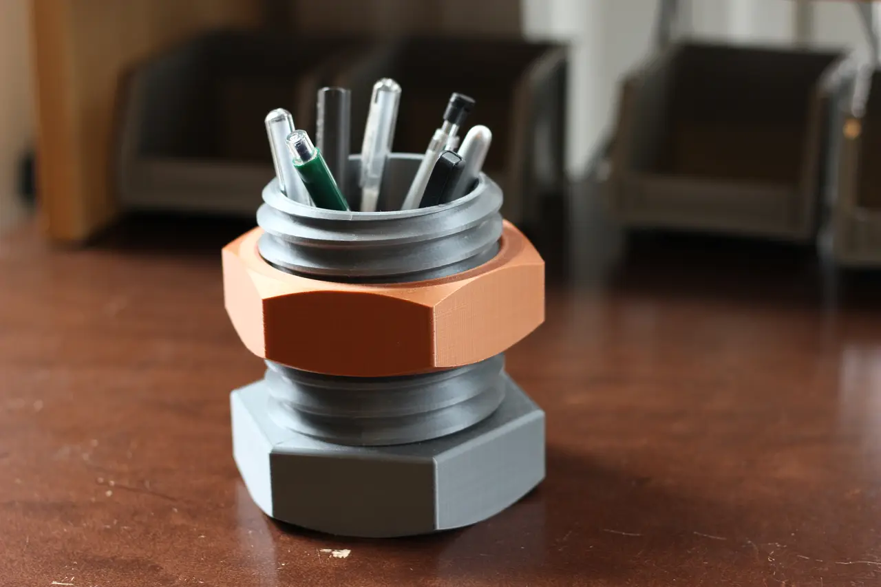 Nut & bolt pencil organizer — modelo 3D