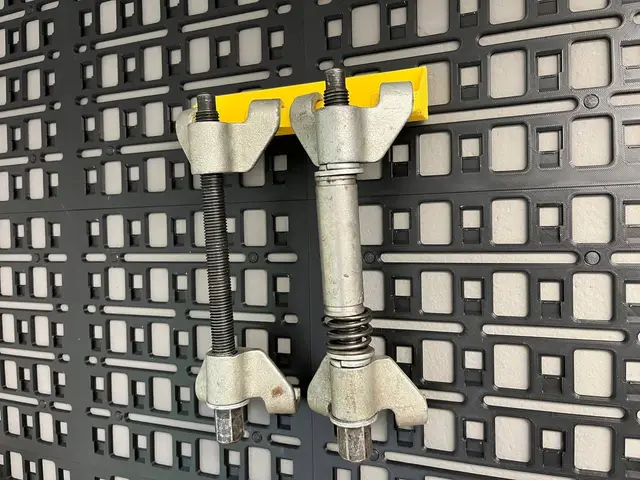 MODRA Dual Spring‑Compressor Holder — modelo 3D