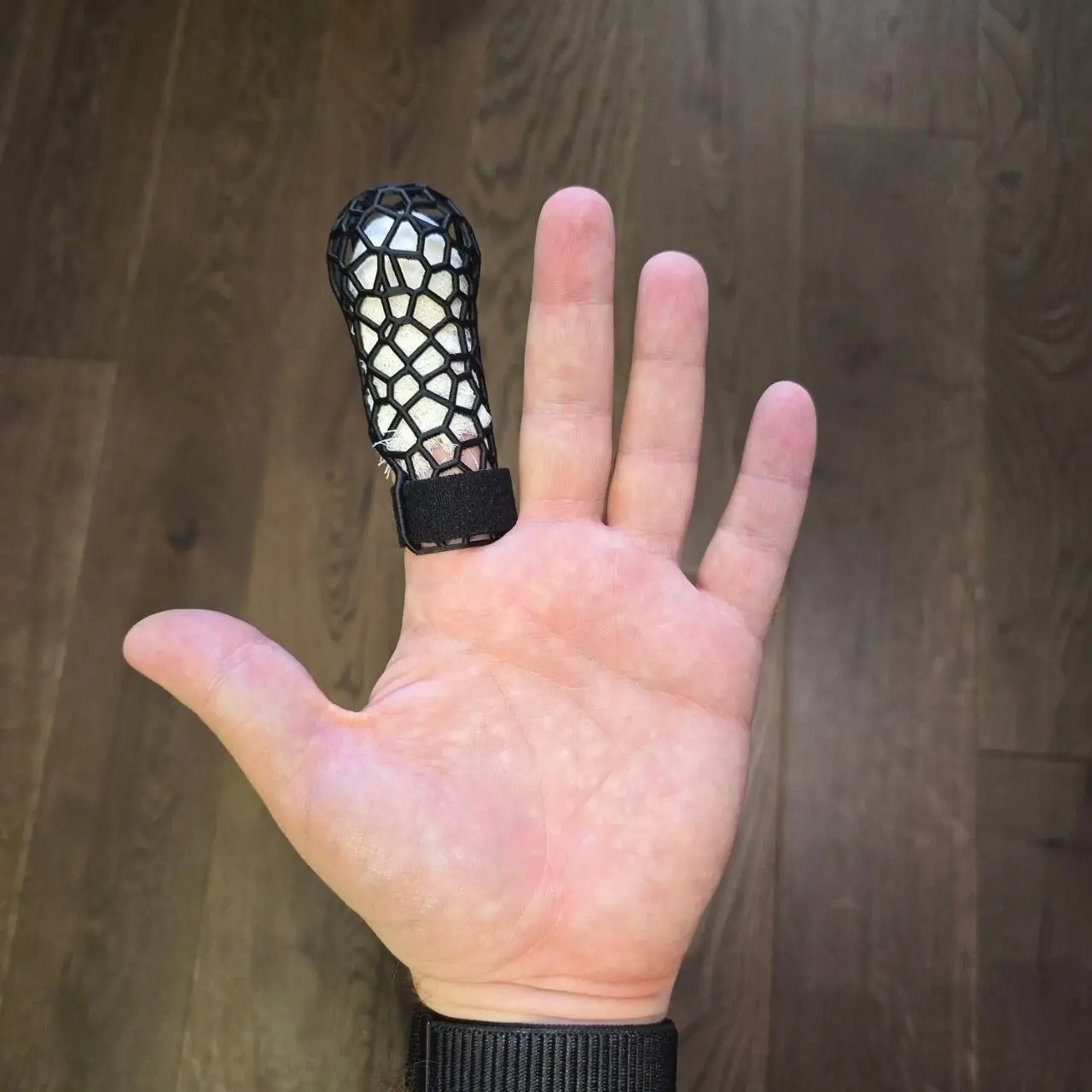 Fingertip Protector with Velcro Strap – Work Guard for Injured Finger — modelo 3D