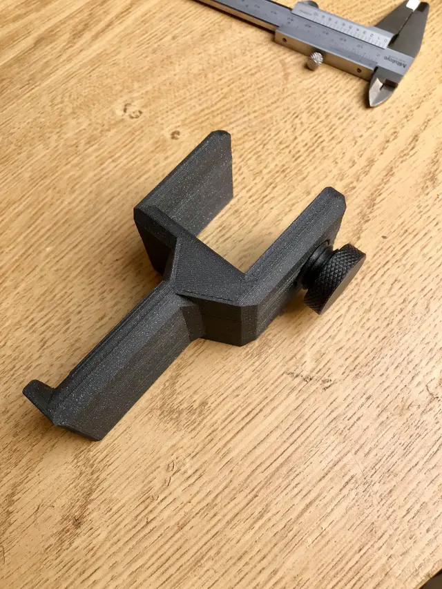 Headphone holder with adjustable screw — modelo 3D
