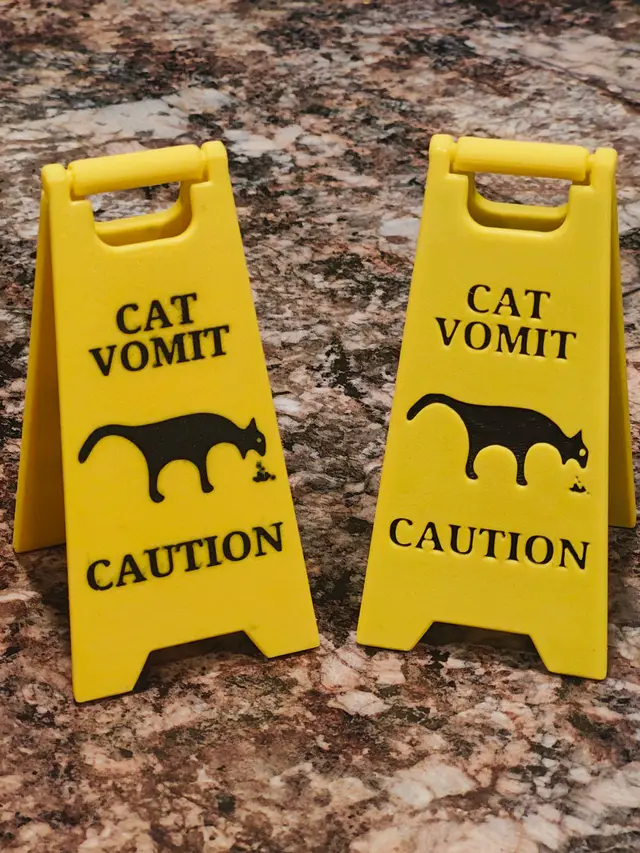 Cat Vomit Caution Sign (V2 Better Hinge) — modelo 3D