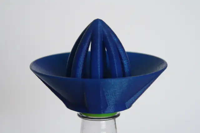 Screw on bottle citrus juicer v2 — modelo 3D