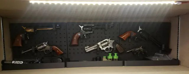 Pistol/Revolver storage peg board — modelo 3D