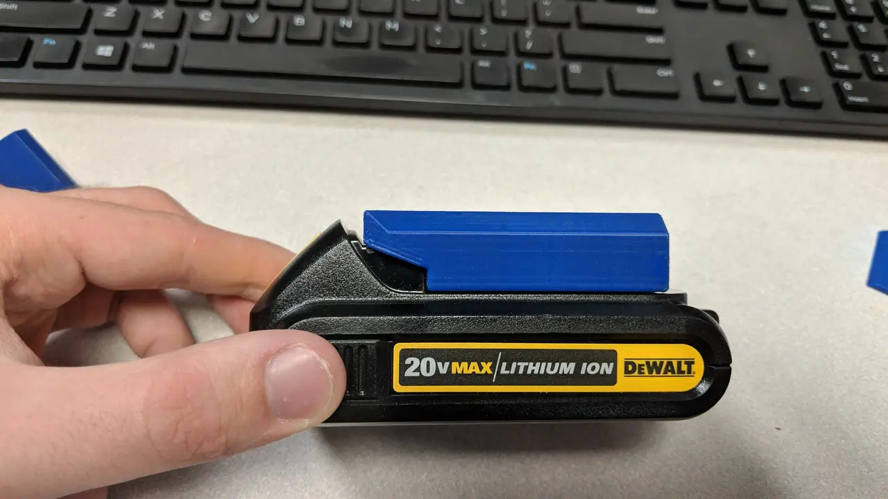 Dewalt 20V Battery Holder + Cover (V6 18-11-09) — modelo 3D