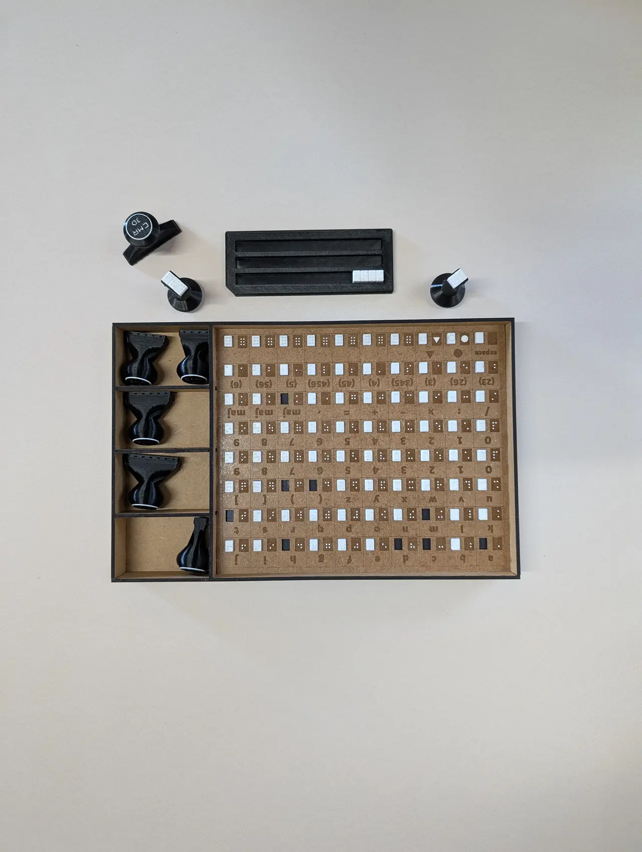 Kit « Tampons-cellules braille pour embossage sur feuilles plastiques. Annotations mathématiques. » — modelo 3D