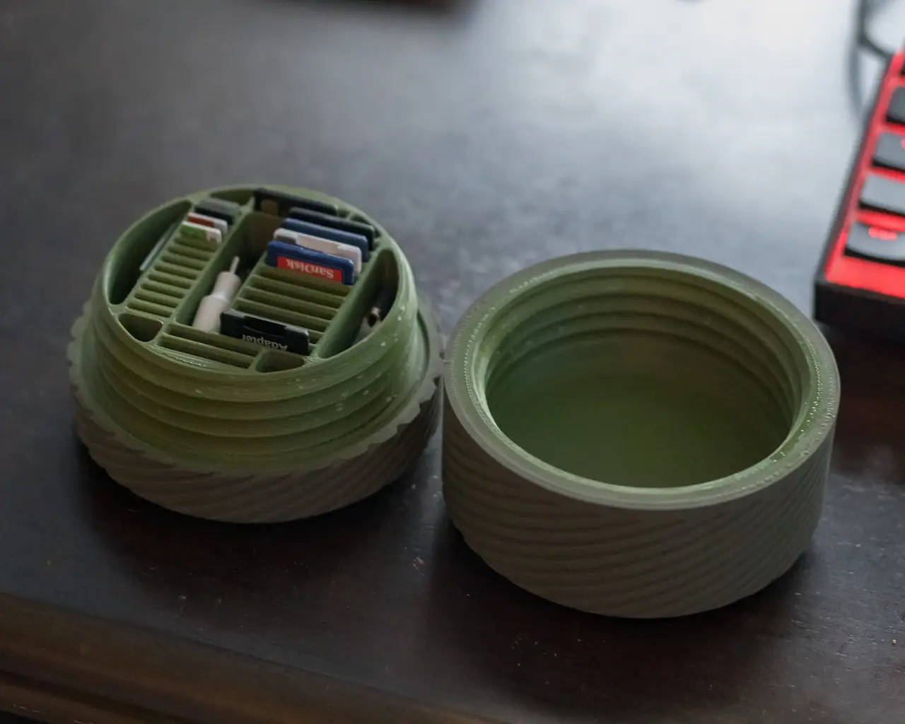 Two Part Threaded SD Card Storage Case — modelo 3D