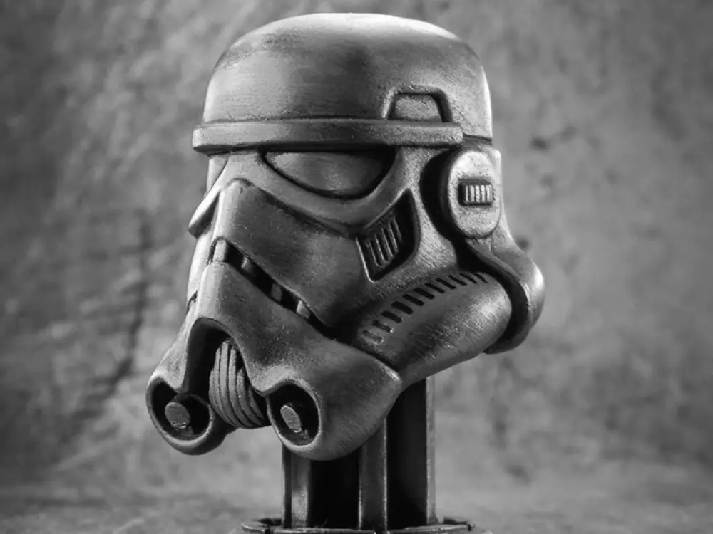 Stormtrooper Helmet on Piedestal (STL) — modelo 3D