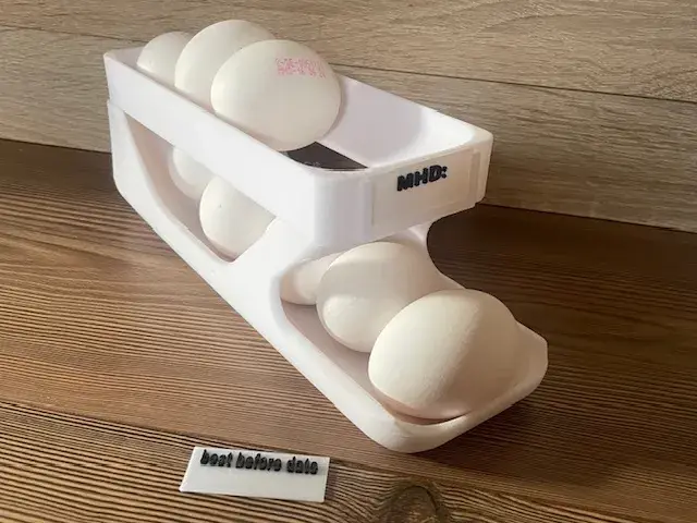 Egg holder - egg stand with changeable label MHD/BBD — modelo 3D