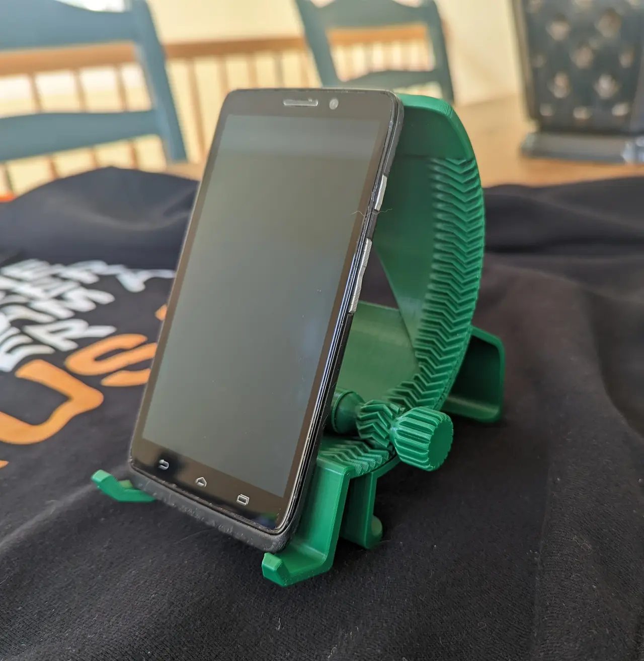 Phone Holder, smooth tilt adjustment, prints in place — modelo 3D