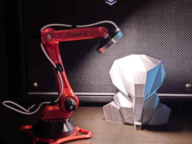 Dum-E the handy desk buddy. Lamp, stand, holder — modelo 3D