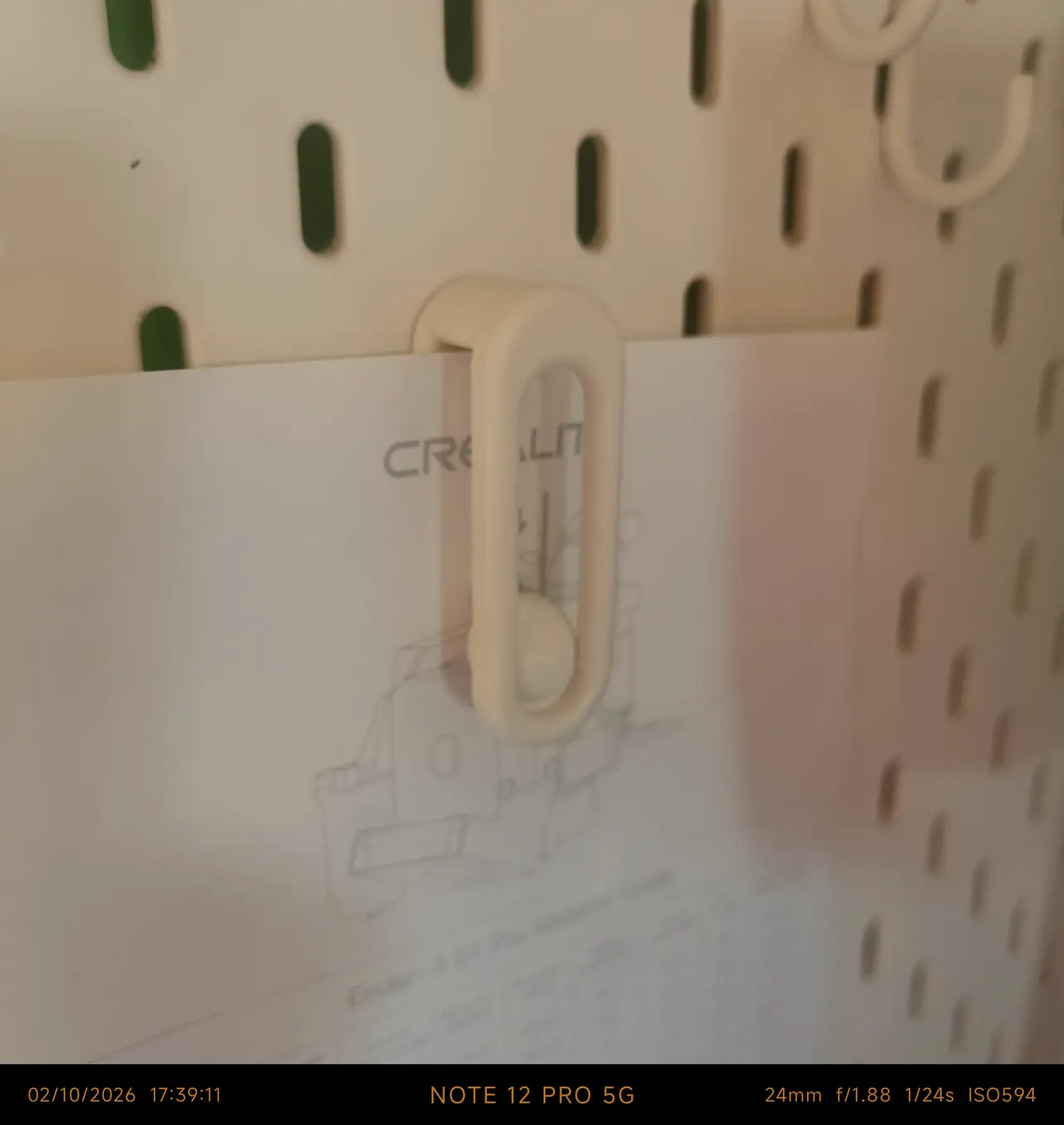 IKEA SKÅDIS wall mount Gravity Clip for documents or papers. — modelo 3D