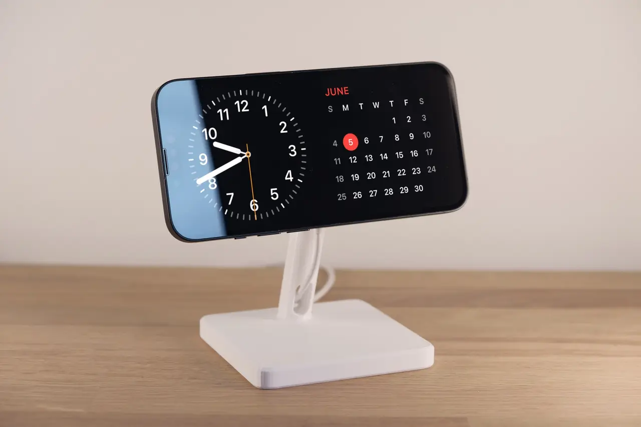 Magsafe charger stand for iPhone - standby mode — modelo 3D
