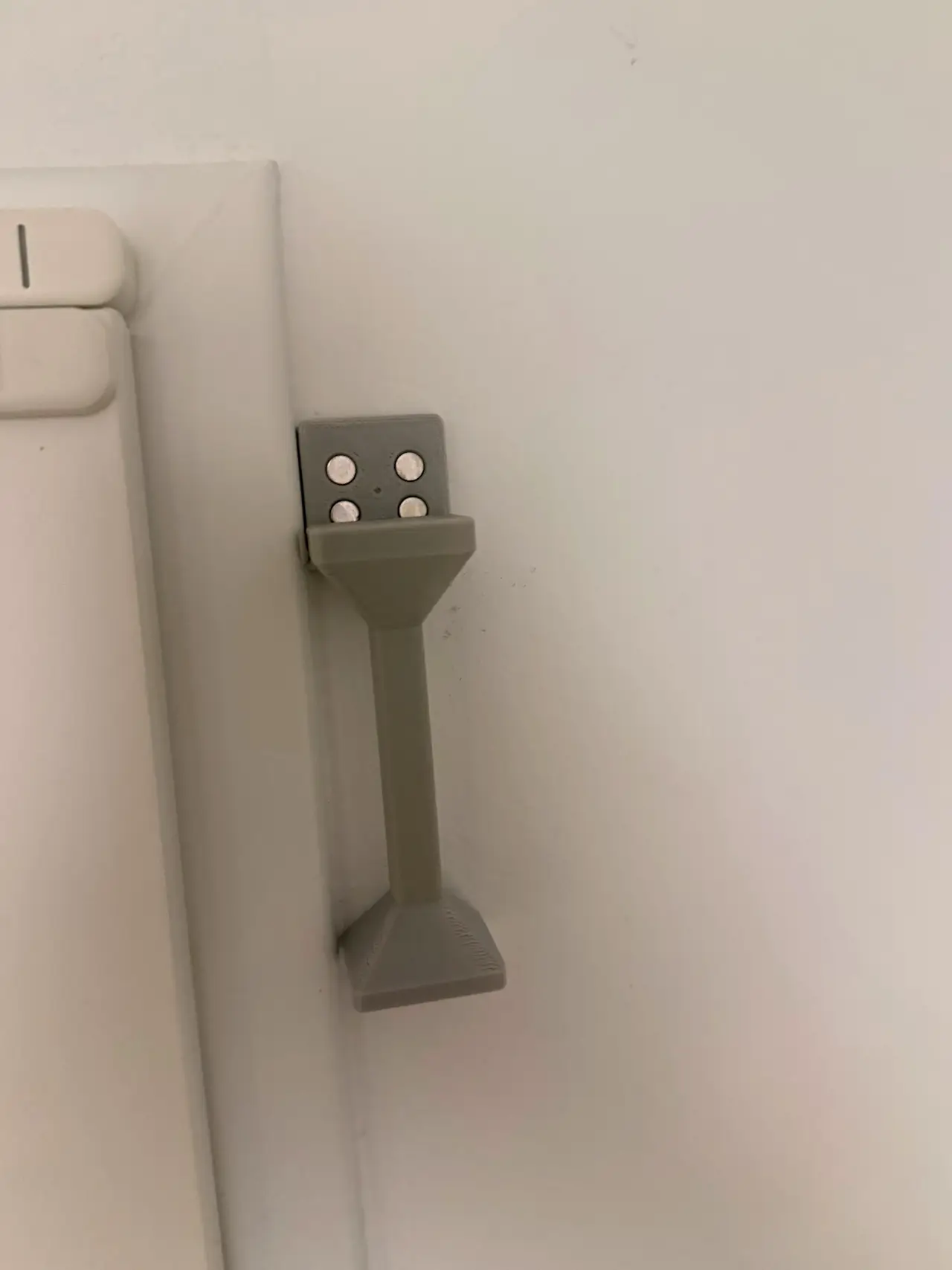 Klappbarer Magnet-Türhalter – hält die Tür offen, klappt weg wenn nicht gebraucht / Foldable Magnetic Door Holder — modelo 3D