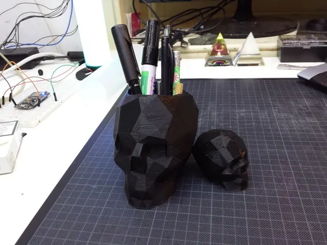 Skull lowpoly pen holder — modelo 3D