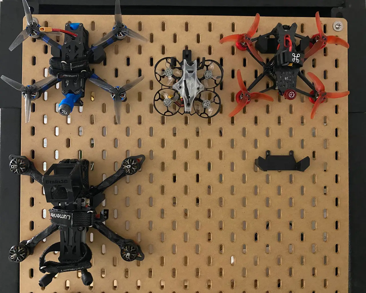 Drone Holder for IKEA Skadis — modelo 3D