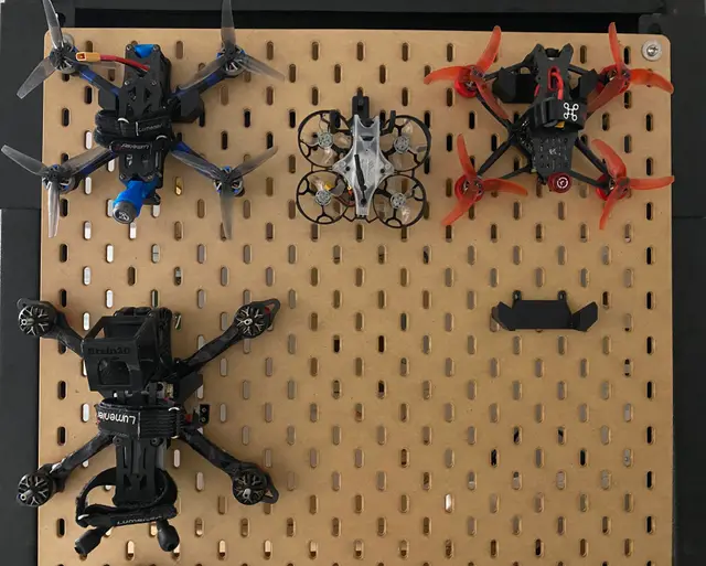 Drone Holder for IKEA Skadis — modelo 3D