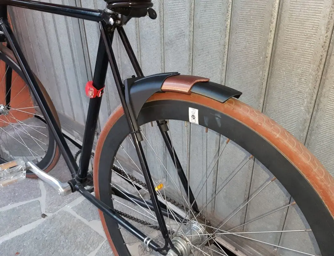 Bicycle telescopic mudguard with magnet. Parafango telescopico magnetico per bicicletta — modelo 3D