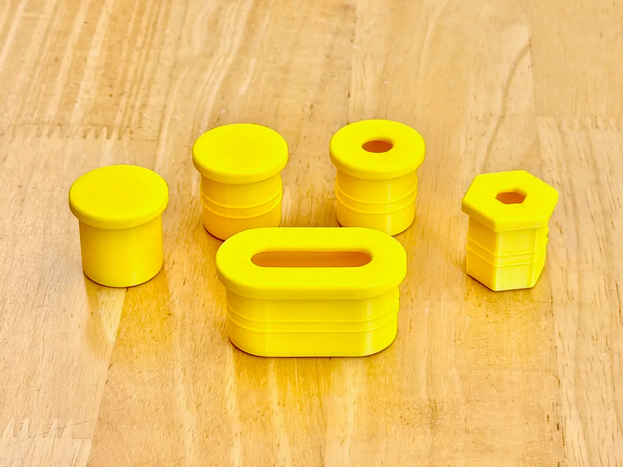 Learn how to create a container and cap using Tinkercad's revolve sketch and extrude sketch tools — modelo 3D