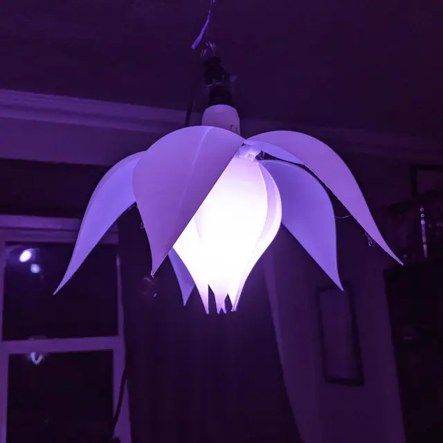 Flower Lampshade with Posable Petals - Easy to Print & Assemble — modelo 3D