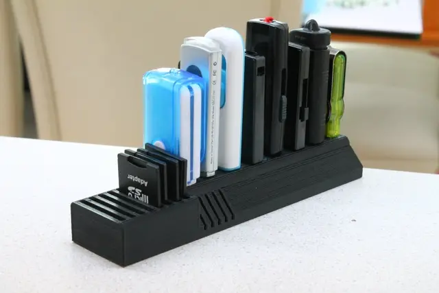 USB and SD card holder for wide USB sticks — modelo 3D