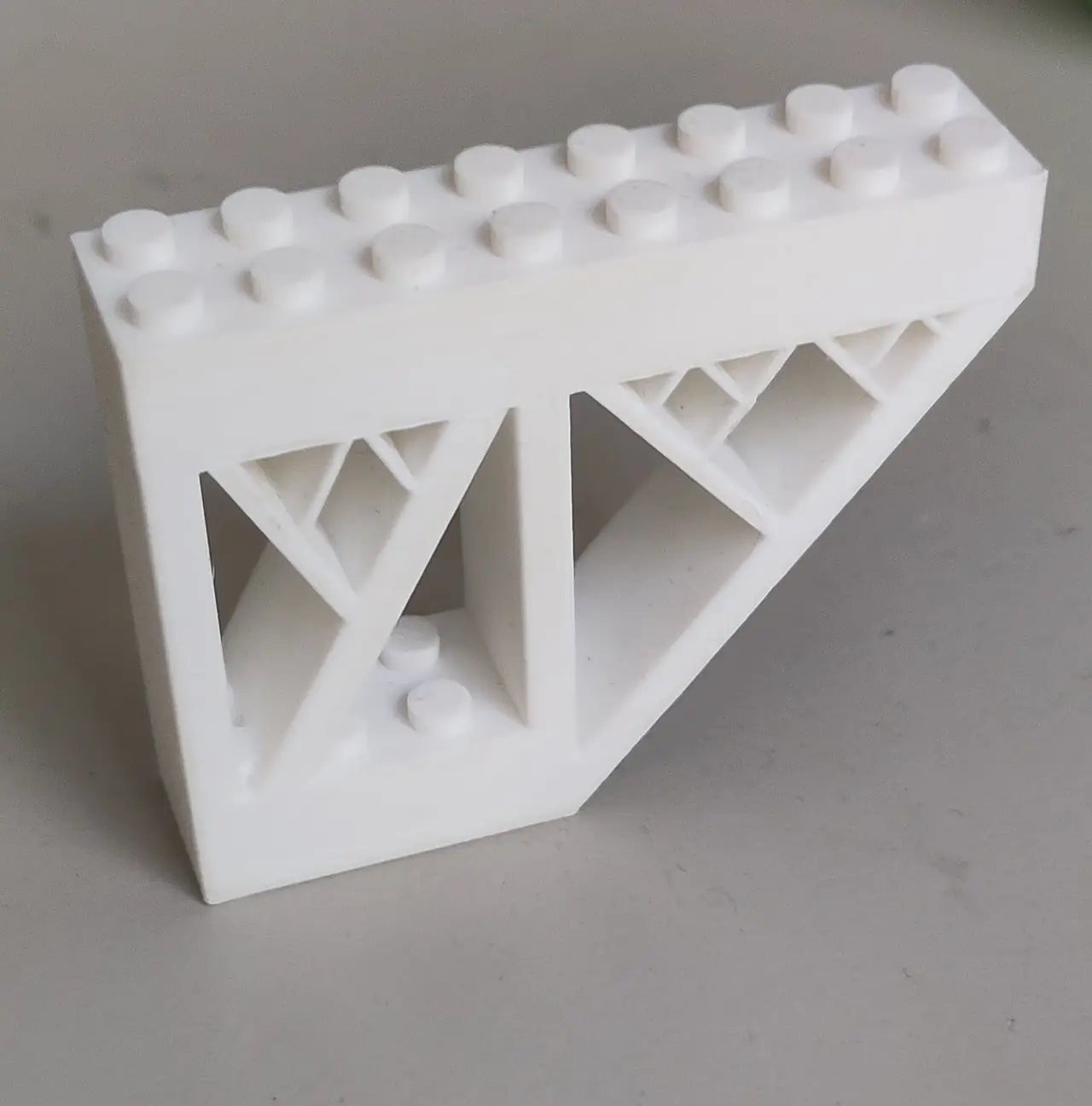 Customizable LEGO-compatible wall mount with fractal support beams — modelo 3D