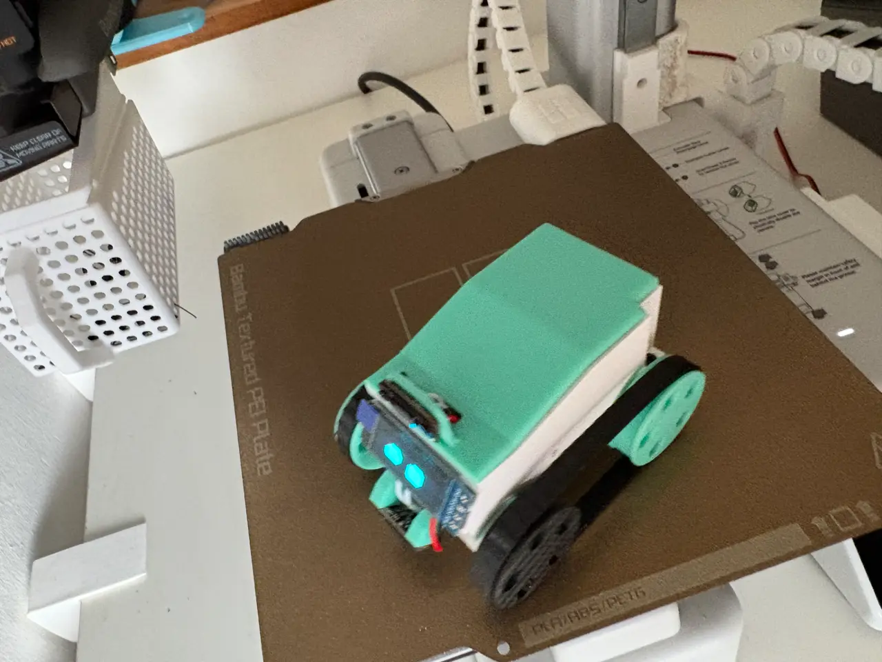 The DeskBot — modelo 3D