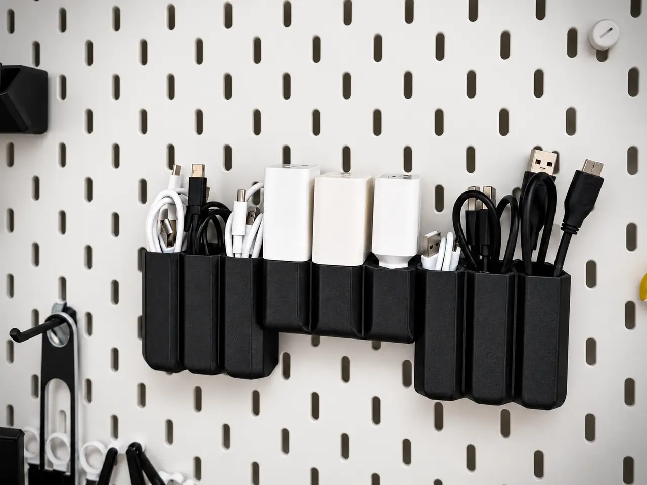 SKÅDIS Phone Charger & Cable Holder System — modelo 3D