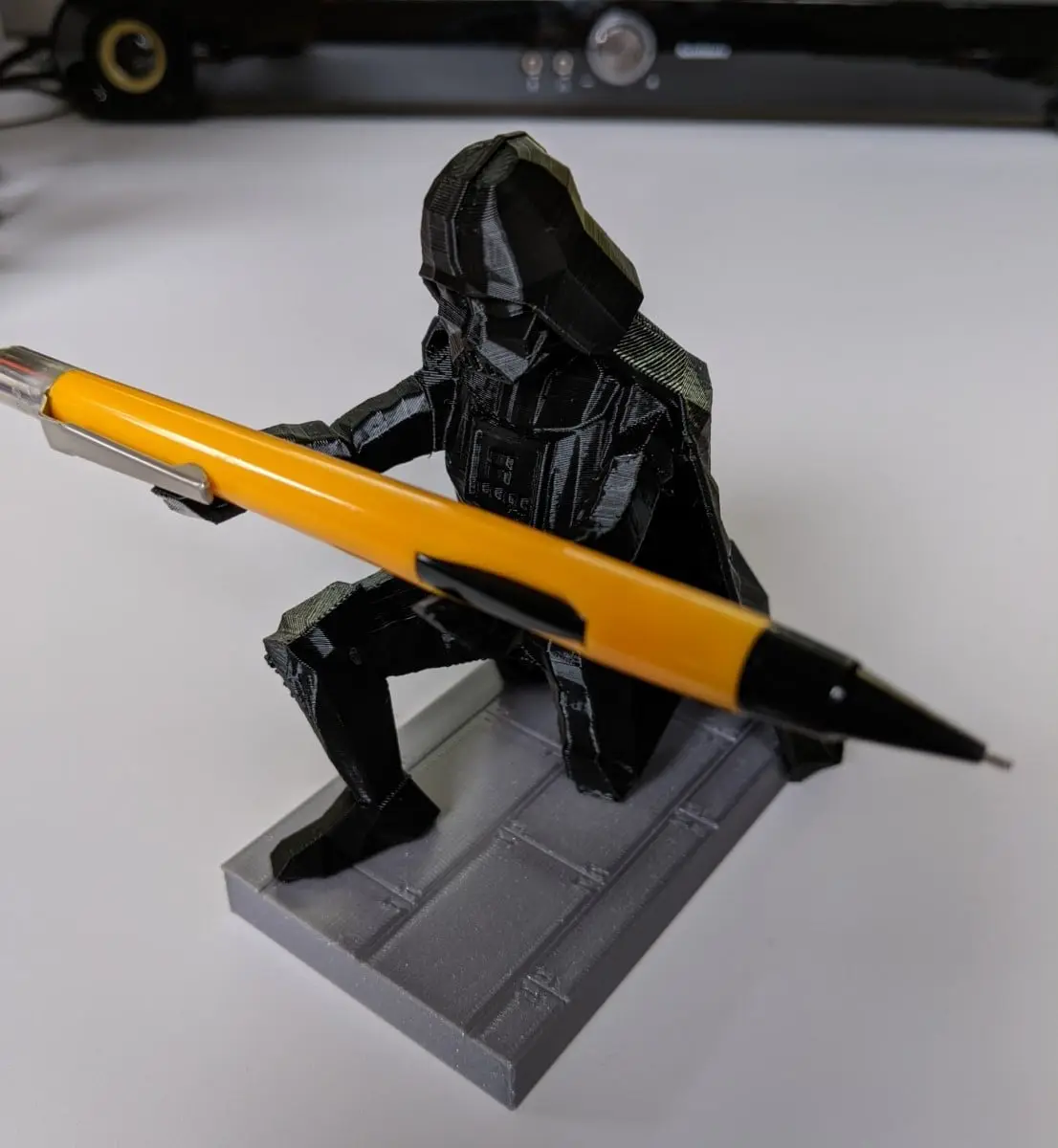 LowPoly Darth Vader Pen Holder separate base — modelo 3D