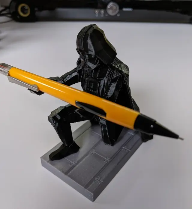 LowPoly Darth Vader Pen Holder separate base — modelo 3D