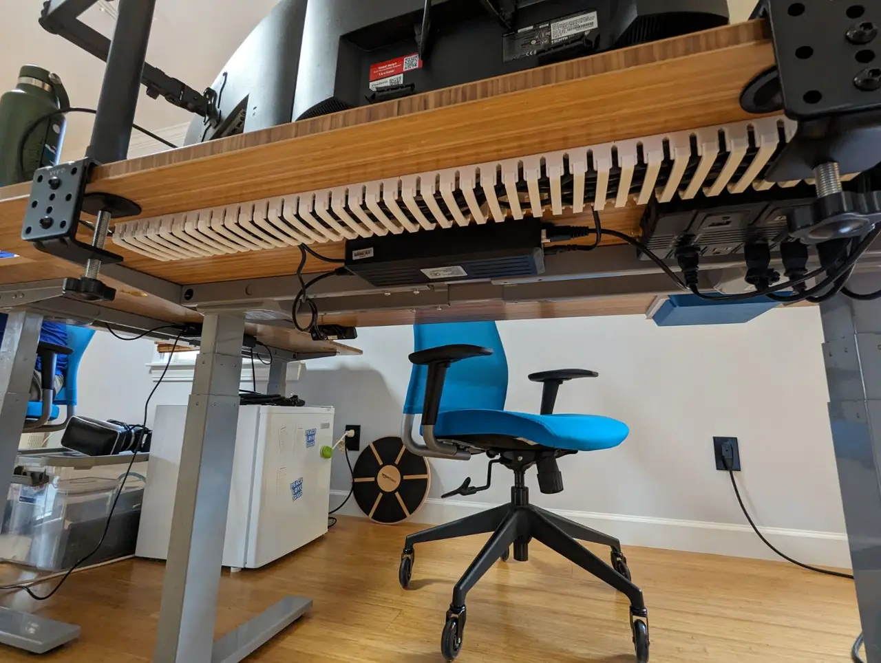 Modular wire management tray — modelo 3D
