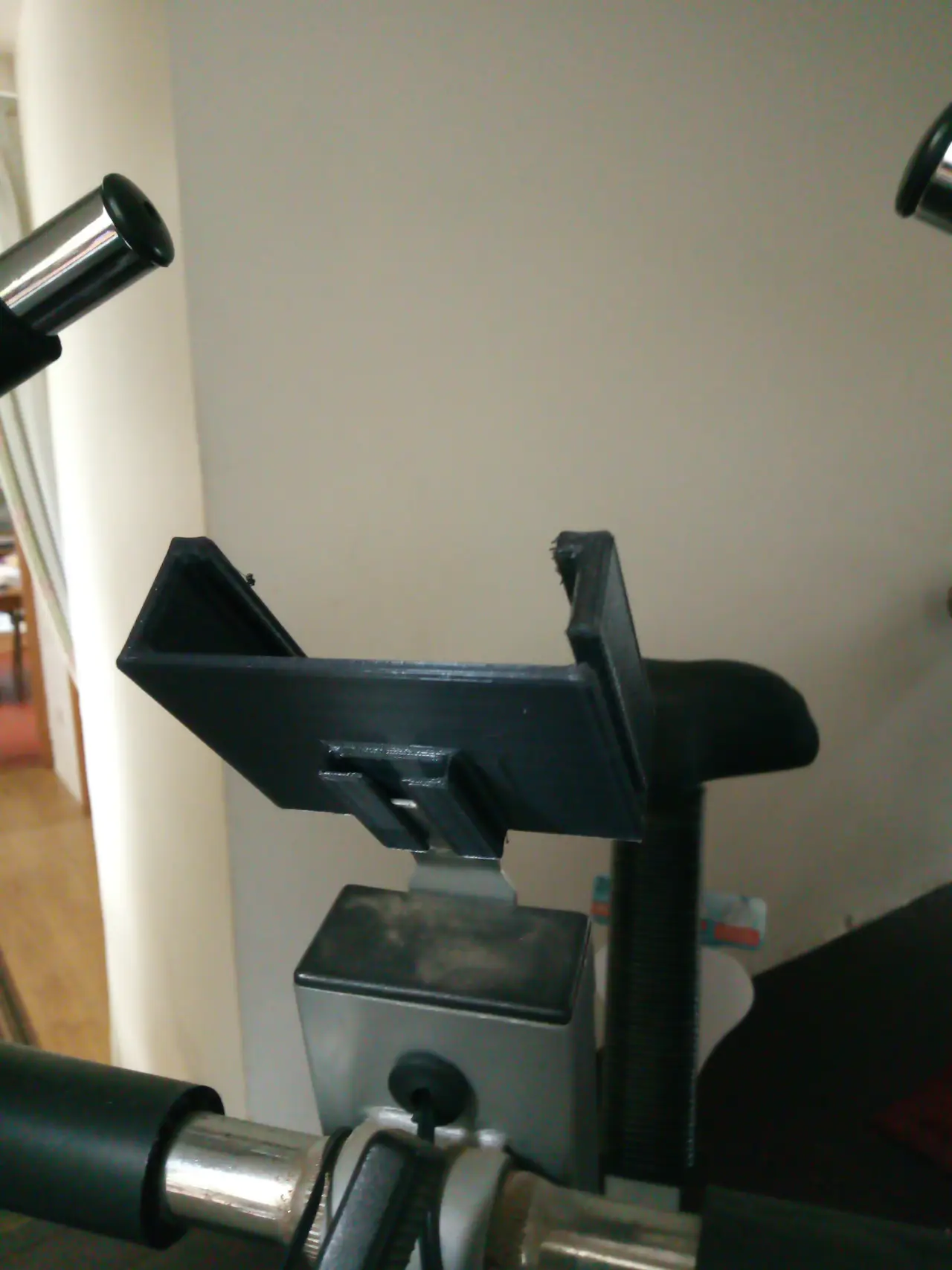 Slotted Mobile phone holder for exercise bike — modelo 3D