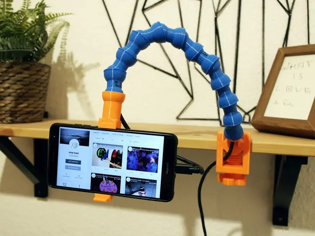 Flexible Smartphone Holding Arm w integrated Charging Lead — modelo 3D