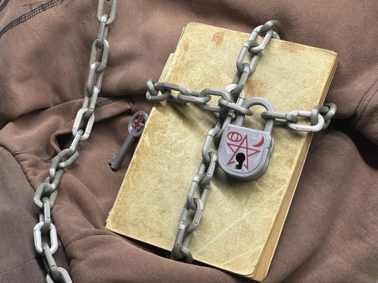 Cursed Book Lock and Chain — modelo 3D