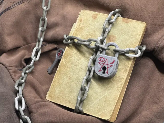Cursed Book Lock and Chain — modelo 3D