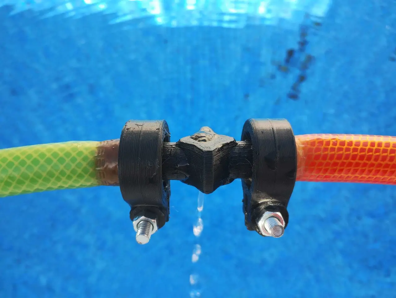 Conexión para manguera de riego con abrazaderas — modelo 3D