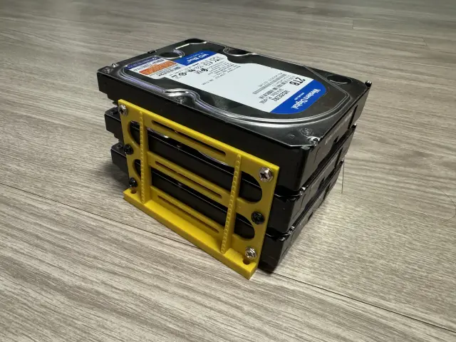 3.5" HDD 3ea stack guide - OpenSCAD — modelo 3D