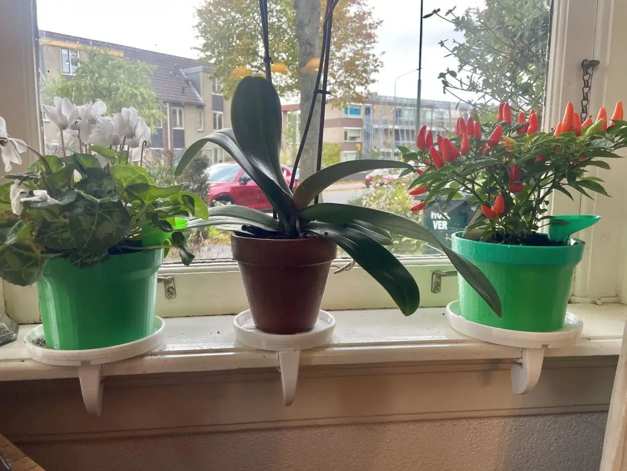 Flowerpot with shutter and flowerpot dish secured with clamp. — modelo 3D