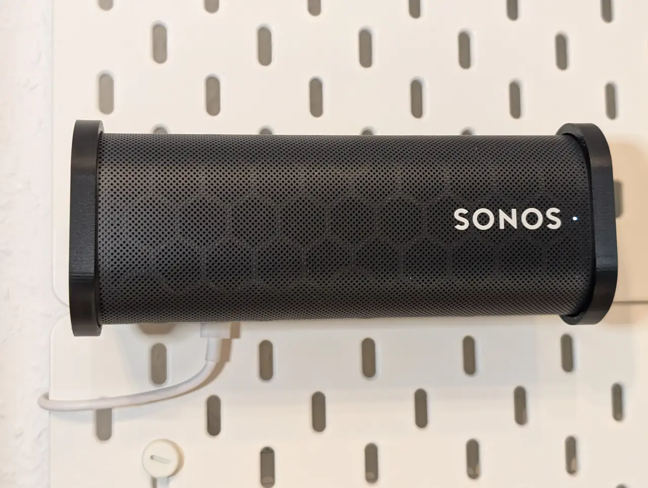 Sonos Roam holder for Ikea Skadis – Charging cable remix (parametric) — modelo 3D
