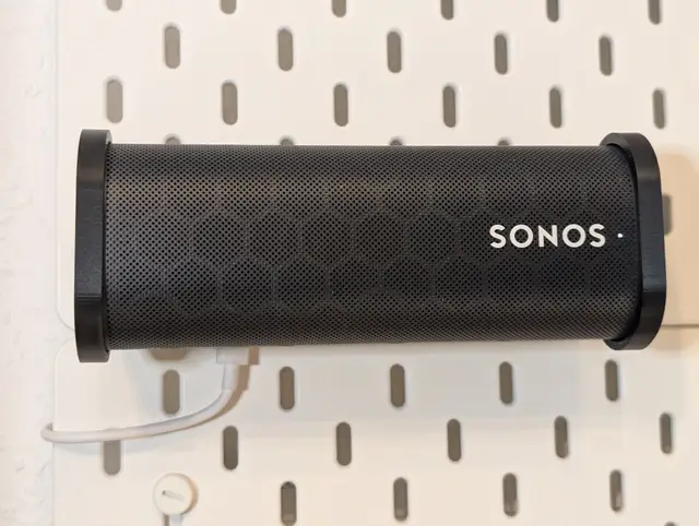 Sonos Roam holder for Ikea Skadis – Charging cable remix (parametric) — modelo 3D