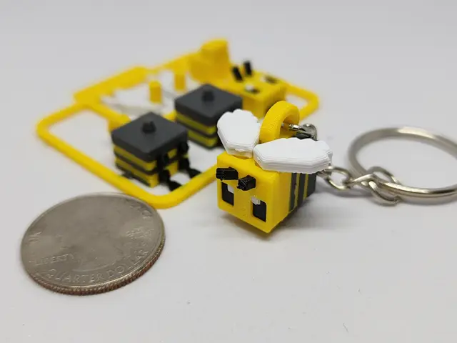 Minecraft-inspired Bee Mini Figure Kit Card/ Keychain — modelo 3D