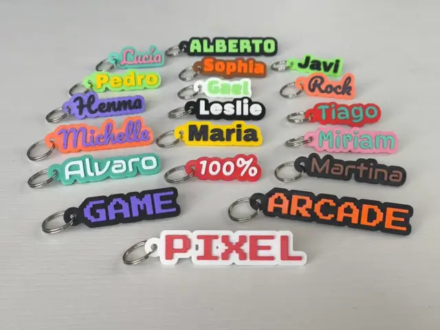Llavero con nombre personalizable con borde — modelo 3D