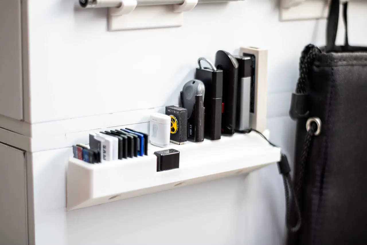 USB and SD card holder (desktop + wall mountable variants) — modelo 3D