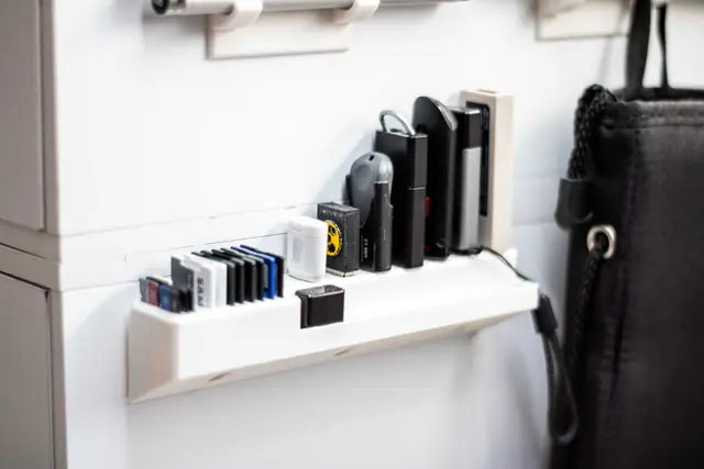 USB and SD card holder (desktop + wall mountable variants) — modelo 3D