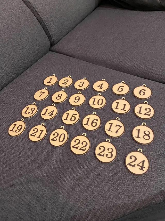 Advent Calendar Number Tags 1–24 (Hanging Round Tags) — modelo 3D